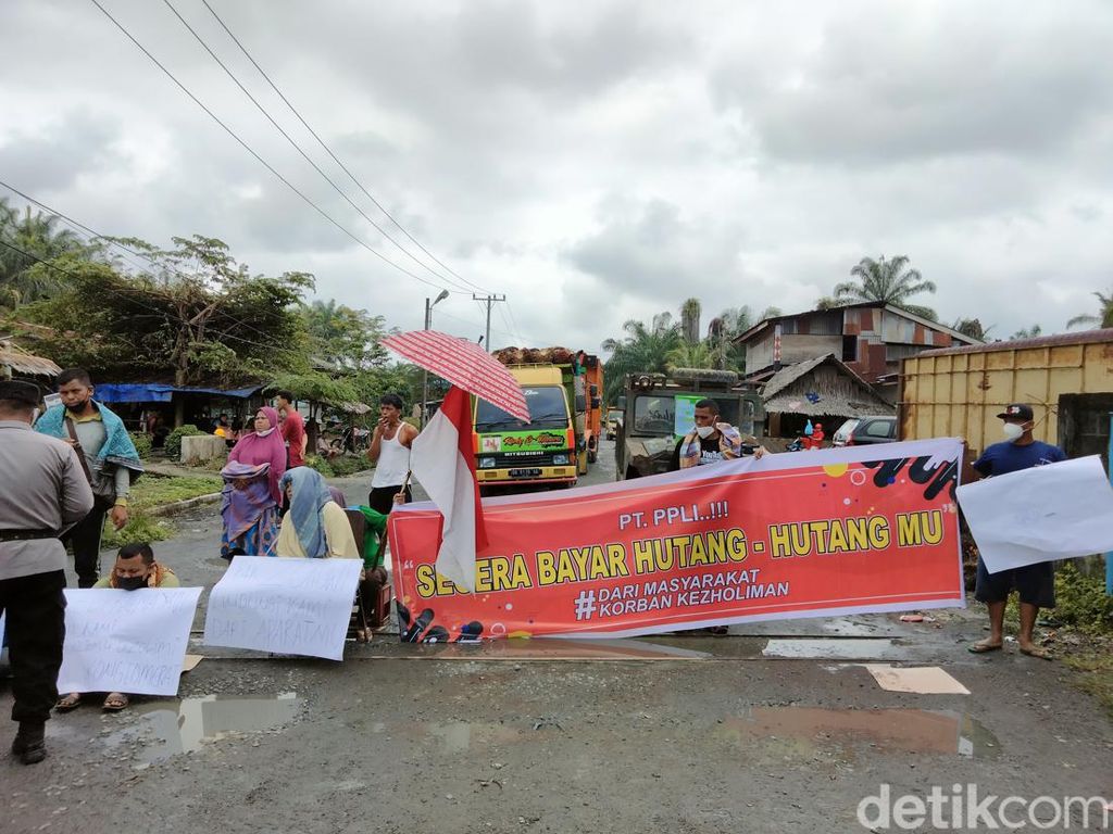 Tagih Utang Pabrik, Petani di Asahan Blokir Akses Masuk Truk Sawit