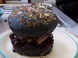 Viral Burger Isi Es Krim dan Cokelat, Netizen: Bikin Diabetes!