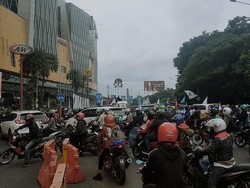 Bundaran Waru-Ahmad Yani Surabaya Macet Parah Karena Ada Demo Buruh