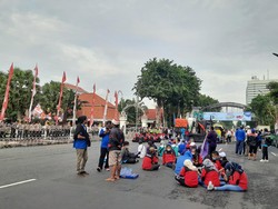 Tiba di Grahadi, Ratusan Pendemo Duduk-duduk dan Dangdutan