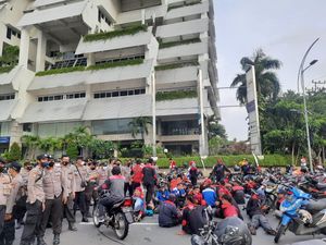 Jalan Panglima Sudirman-Pandegiling Diblokade, Buruh Tiduran-Parkir Motor