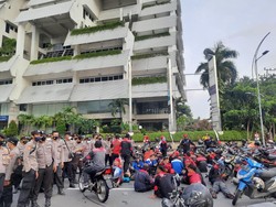 Jalan Panglima Sudirman-Pandegiling Diblokade, Buruh Tiduran-Parkir Motor