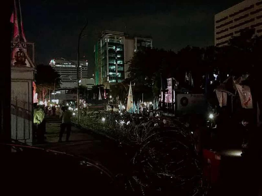 PJU Sengaja Dipadamkan, Buruh Demo di Grahadi Nyalakan Flashlight