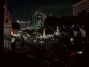 PJU Sengaja Dipadamkan, Buruh Demo di Grahadi Nyalakan Flashlight PJU Sengaja Dipadamkan, Buruh Demo di Grahadi Nyalakan Flashlight