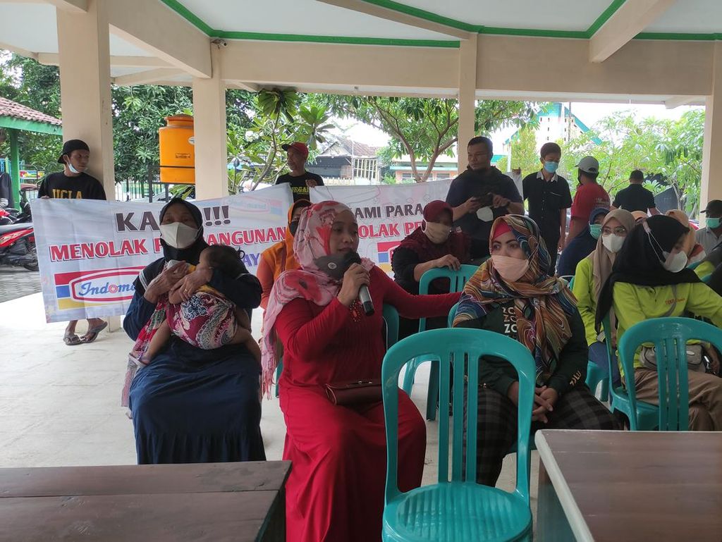 Warga Krembung Sidoarjo Demo Tolak Minimarket Masuk Desa
