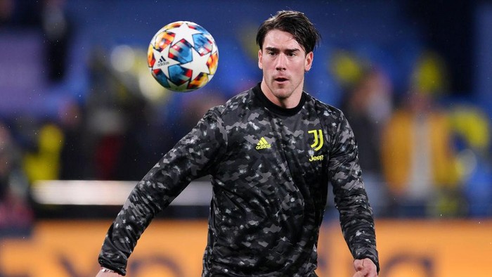 VILLARREAL, SPAIN - FEBRUARY 22: Dusan Vlahovic of Juventus warms up prior to the UEFA Champions League Round Of Sixteen Leg One match between Villarreal CF and Juventus at Estadio de la Ceramica on February 22, 2022 in Villarreal, Spain. (Photo by Aitor Alcalde/Getty Images)