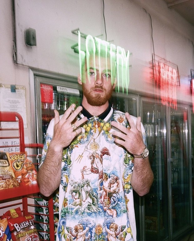 Fezco memakai printed polo shirt/