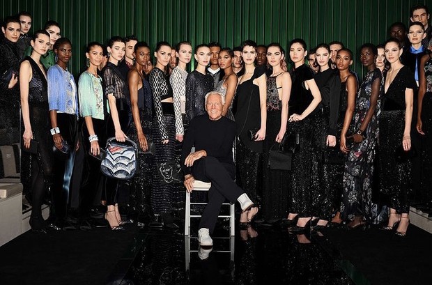 Giorgio Armani bersama para model dalam Milan Fashion Week Fall/Winter 2022-23/