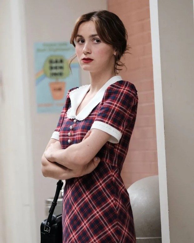 Lexi memakai mini dress plaid/