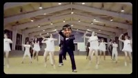 Maksud hati Warnock bilang gegenpress, yang terucap malah gangnam style. Sontak netizen meramaikan keseleo lidah itu dengan meme Psy, yang mempopulerkan lagu dan joget gangnam style. Foto: dok. Twitter  