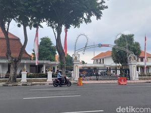 Sambut Demo Buruh, Grahadi Dipasang Kawat Berduri Sambut Demo Buruh, Grahadi Dipasang Kawat Berduri