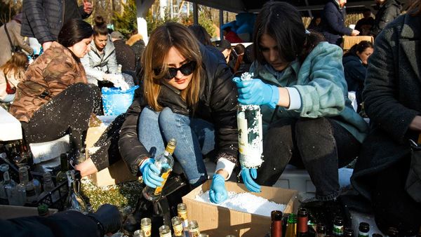 Aksi Warga Ukraina Bikin Bom Molotov hingga Rintangan Anti-Tank Rusia