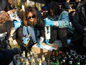 Aksi Warga Ukraina Bikin Bom Molotov hingga Rintangan Anti-Tank Rusia