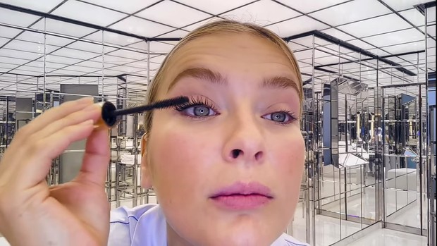 Gunakan volumizing mascara/Foto: Youtube.com/Vogue France Gunakan volumizing mascara