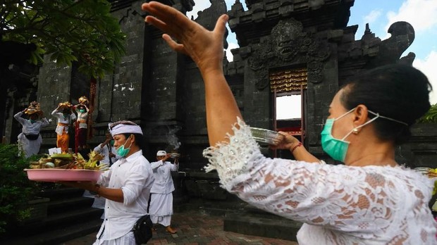 Ibadah Melasti Untuk Membersihkan Diri/ Foto : cnnindonesia.com/CNN Indonesia