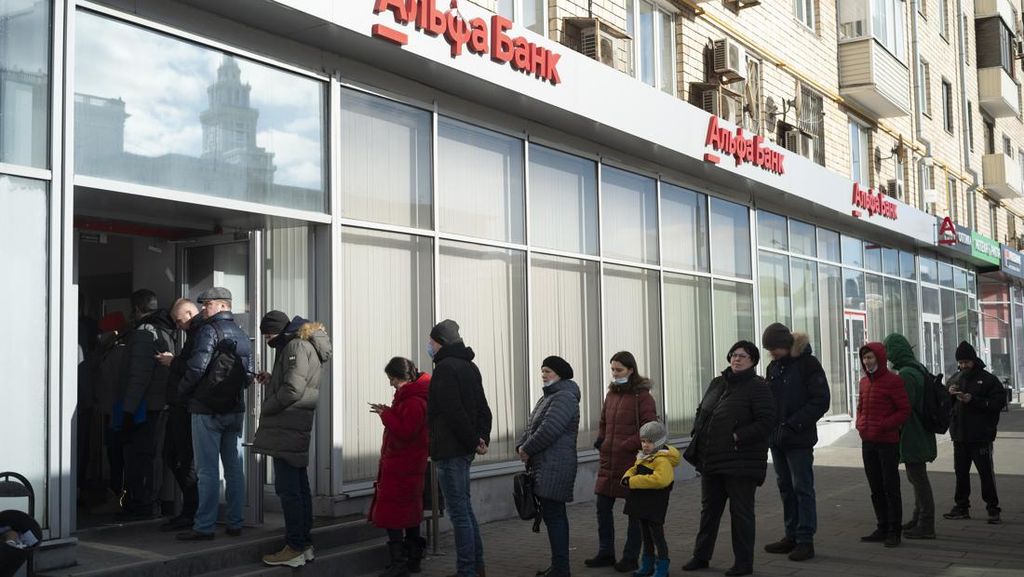 Ini yang Bikin Warga Rusia Panik Serbu ATM-Bank buat Tarik Uang