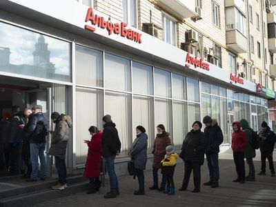 Ini yang Bikin Warga Rusia Panik Serbu ATM-Bank buat Tarik Uang