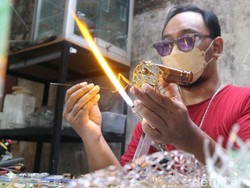 Seniman Jogja Sulap Limbah Kaca Jadi Karya Puluhan Juta