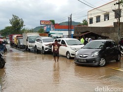 Jalan Serang-Cilegon Terendam Banjir, Kendaraan Mogok-Lalin Macet