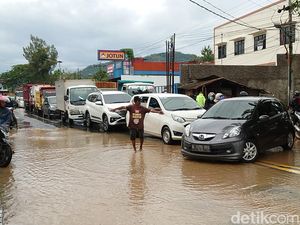 Jalan Serang-Cilegon Terendam Banjir, Kendaraan Mogok-Lalin Macet Jalan Serang-Cilegon Terendam Banjir, Kendaraan Mogok-Lalin Macet