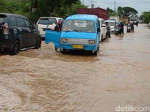 Jalan Serang-Cilegon Banjir, Ketinggian Air 40-50 Cm Jalan Serang-Cilegon Banjir, Ketinggian Air 40-50 Cm