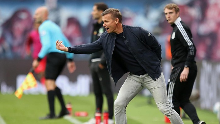 LEIPZIG, GERMANY - OCTOBER 23: Jesse Marsch, Head Coach of RB Leipzig gives their team instructions during the Bundesliga match between RB Leipzig and SpVgg Greuther Fuerth at Red Bull Arena on October 23, 2021 in Leipzig, Germany. (Photo by Cathrin Mueller/Getty Images)