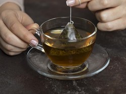 Begini Beda Hasil Seduhan Teh dari Cara Mencelupkan Kantong Teh