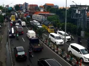 Hindari Kedurus-Gunungsari, Lalin Macet Dampak Buruh Konvoi Menuju Grahadi