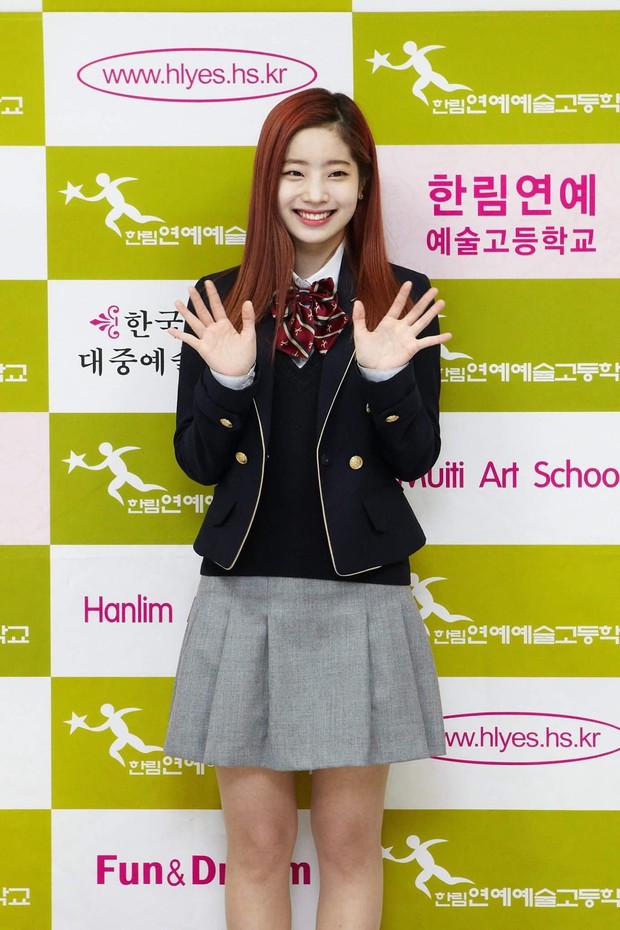 Kim Dahyun/Foto : twitter.com/TWICE_GLOBAL Kim Dahyun mengenakan seragam sekolah saat momen kelulusan