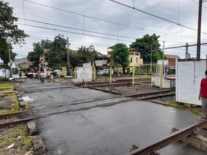 Diprotes Warga, Uji Coba Penutupan Perlintasan Sebidang di Senen Mundur