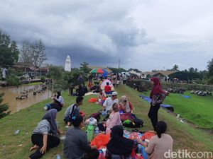 Ratusan Korban Banjir Serang Ngungsi ke Reruntuhan Keraton Surosowan