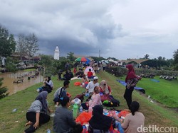 Ratusan Korban Banjir Serang Ngungsi ke Reruntuhan Keraton Surosowan