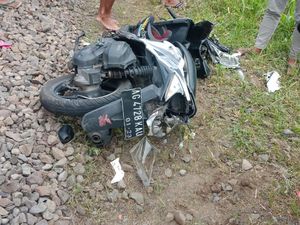 Main HP Sambil Berkendara, Biker Tewas Tabrak KA Dhoho Penataran Main HP Sambil Berkendara, Biker Tewas Tabrak KA Dhoho Penataran