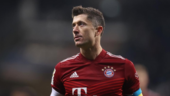 FRANKFURT AM MAIN, GERMANY - FEBRUARY 26: Robert Lewandowski of Muenchen wears an additional armband in the colours of the Ukrainian flag during the Bundesliga match between Eintracht Frankfurt and FC Bayern München at Deutsche Bank Park on February 26, 2022 in Frankfurt am Main, Germany. (Photo by Alex Grimm/Getty Images)