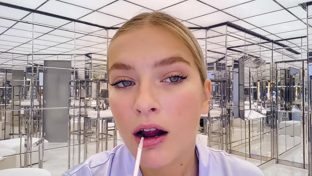 Lip gloss untuk sentuhan akhir/Foto: Youtube.com/Vogue France Lip gloss untuk sentuhan akhir