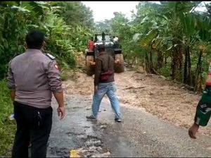Jalan Raya Sawarna Lebak Tertutup Longsor Masih Dibersihkan