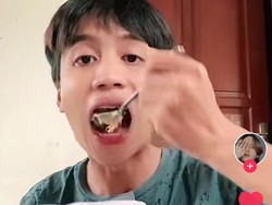 Makin Nyeleneh, Pria Ini Makan Bubur Pakai Nasi