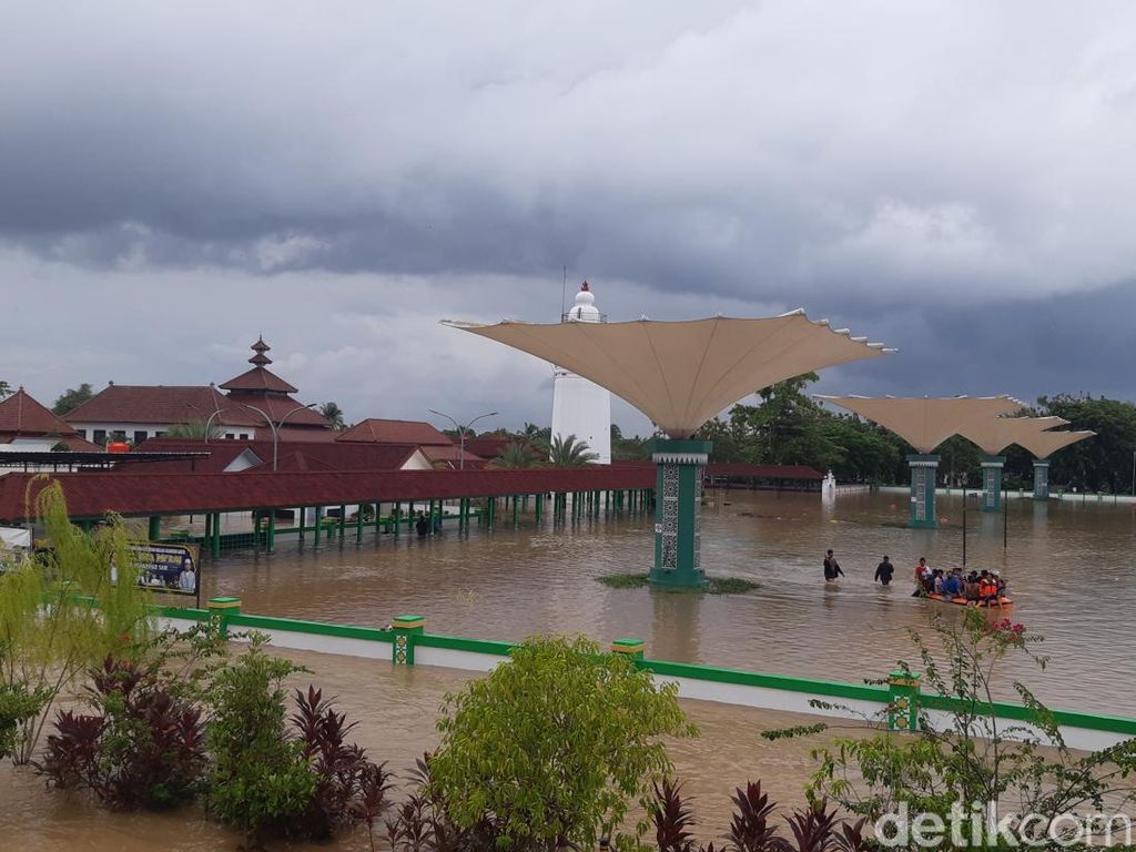 Masjid Agung Banten Terendam Banjir Luapan Sungai Cibanten