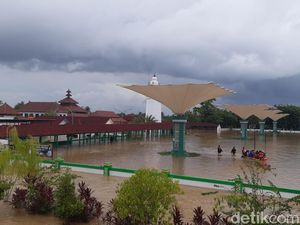 Masjid Agung Banten Terendam Banjir Luapan Sungai Cibanten Masjid Agung Banten Terendam Banjir Luapan Sungai Cibanten