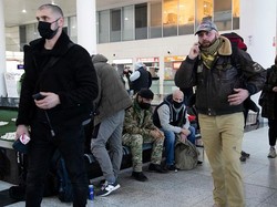 Tangis Warga Ukraina saat Berbondong-bondong Tinggalkan Negaranya