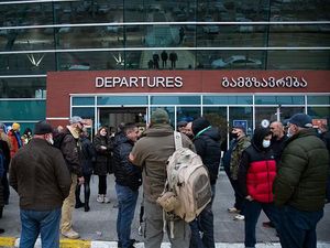 Mau Bantu Ukraina Perangi Rusia, Warga Georgia Serbu Bandara