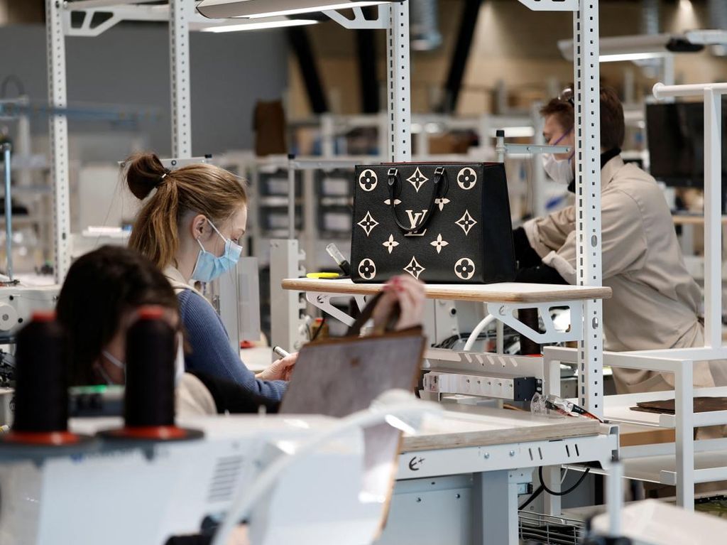 Melihat Kesibukan di 2 Pabrik Baru Louis Vuitton Melihat Kesibukan di 2 Pabrik Baru Louis Vuitton