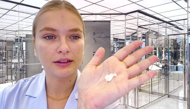 Menggunakan light base makeup/Foto: Youtube.com/Vogue France Menggunakan light base makeup