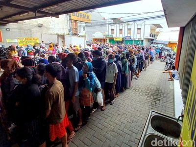 Minyak Goreng Masih Langka, Warga Cibaduyut Rela Antre Sejak Pagi