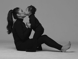 Mutia Ayu Beri Bocoran Wajah Anak Lewat Foto Ini