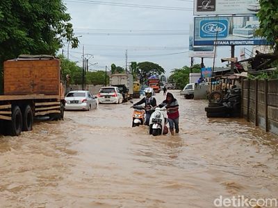 Nekat Terobos Banjir di Jalan Serang-Cilegon, Motor Ini Mogok