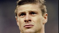 Oleg Luzhny, eks pemain Ukraina dan juga pernah membela Arsenal, bergabung dengan tentara teritorial untuk ikut perang melawan Rusia. (Foto: Chris Lobina/Getty Images)