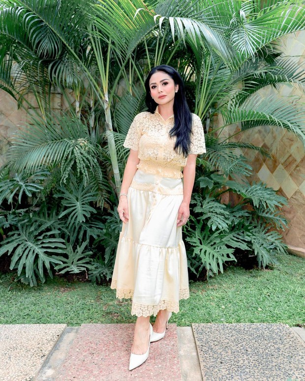 Krisdayanti wearing ootd laces crop dan rok berwarna senada.