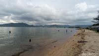 Senja di Pantai Indah Kalangan yang Berair Hangat