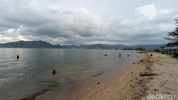 Senja di Pantai Indah Kalangan yang Berair Hangat